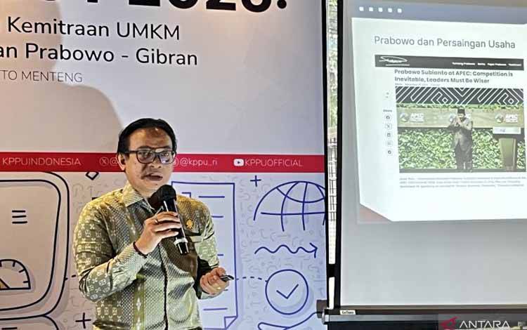 Wakil Komisi Pengawas Persaingan Usaha (KPPU) Aru Armando memberikan pemaparan dalam jumpa dan diskusi media di Jakarta, Rabu (3/12/2025). (ANTARA/Arnidhya Nur Zhafira)