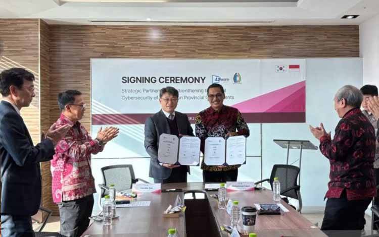 Ketua ASKOMPSI, Muhammad Faisal bersama CEO LSWare Inc., Kim Min Soo menunjukan Nota Kesepahaman (MoU) terkait kerjasama perceoatan transformasi digital pemerintah daerah di seluruh Indonesia. (ANTARA/HO- Diskominfo)