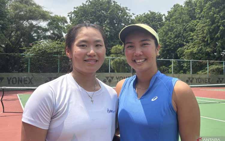 Petenis putri Indonesia Aldila Sutjiadi (kanan) bersama Janice Tjen (kiri) ditemui usai latihan menjelang SEA Games 2025 di Klub Kelapa Gading, Jakarta, Rabu (3/12/2025). (ANTARA/Arindra Meodia)