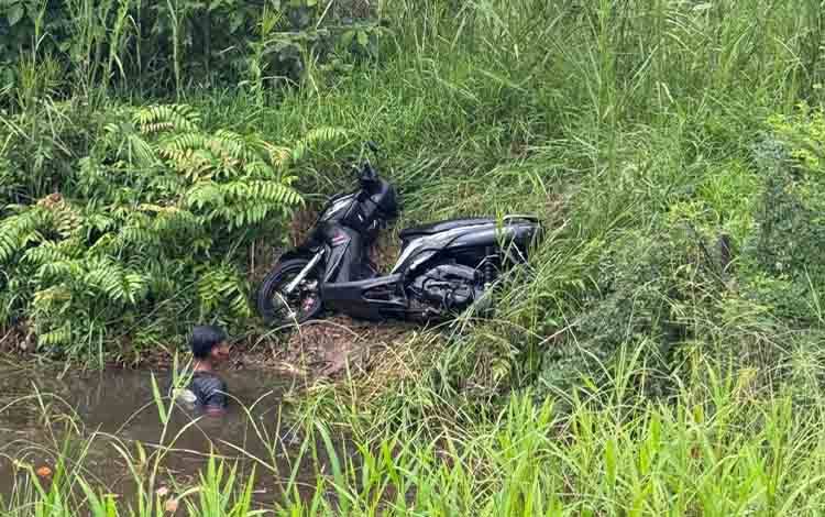 Kondisi motor korban pasca insiden lakalantas tunggal di Jalan Poros seberang Handel Perwira, sekitar 2 kilometer menuju arah Tamban Catur, Kapuas Timur pada Rabu siang, 3 Desember 2025. (FOTO: Izzal)
