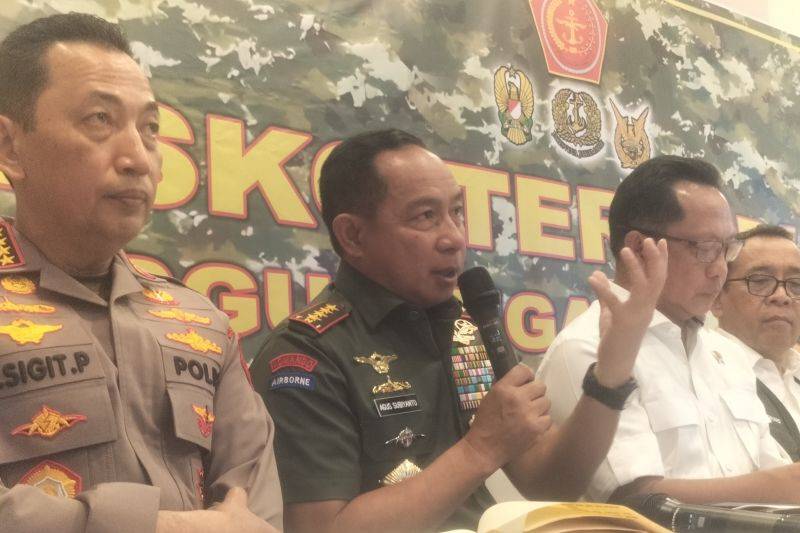 Panglima TNI Jenderal TNI Agus Subiyanto saat jumpa pers di Lanud Halim Perdanakusuma, Jakarta Timur, Rabu (3/12/2025). ANTARA/Walda Marison