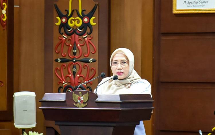 Asisten Administrasi Umum Sunarti saat menyampaikan sambutan. (FOTO: BIRO ADPIM SETDA KALTENG)