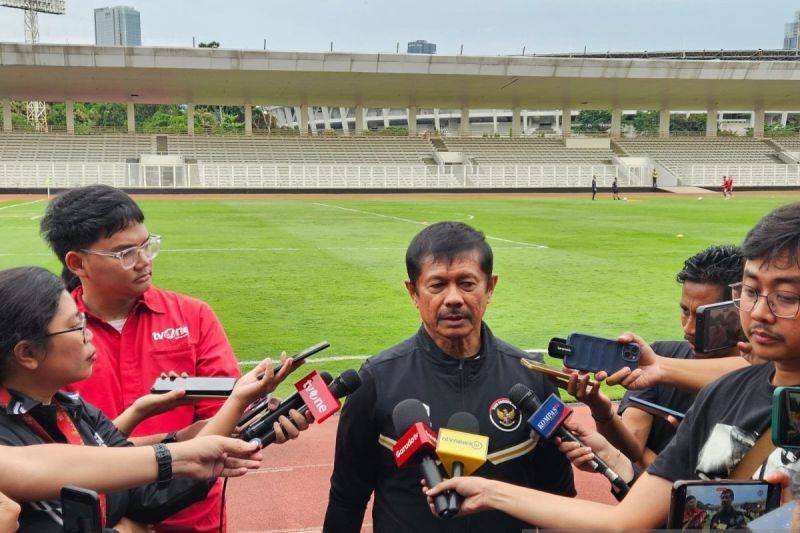 Pelatih timnas Indonesia U22, Indra Sjafri, menjawab pertanyaan pewarta setelah memimpin sesi latihan di Stadion Madya, Jakarta, Rabu (26/11/2025). (ANTARA/Rauf Adipati.)