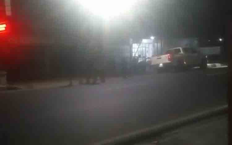 Gerombolan pengemis anak di seputaran Jalan Tambun Bungai, Kuala Kapuas, Selasa, 2 Desember 2025. (FOTO: IZUL)