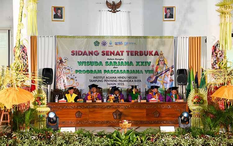 Rangkaian sidang senat terbuka wisuda sarjana XXIV dan pascasarjana VIII yang mewisuda sebanyak 167 orang. (FOTO: BIRO ADPIM SETDA KALTENG)