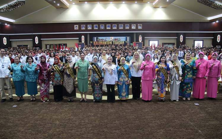 Foto bersama saat rangkaian Festival Literasi di Palangka Raya. (FOTO: RID)