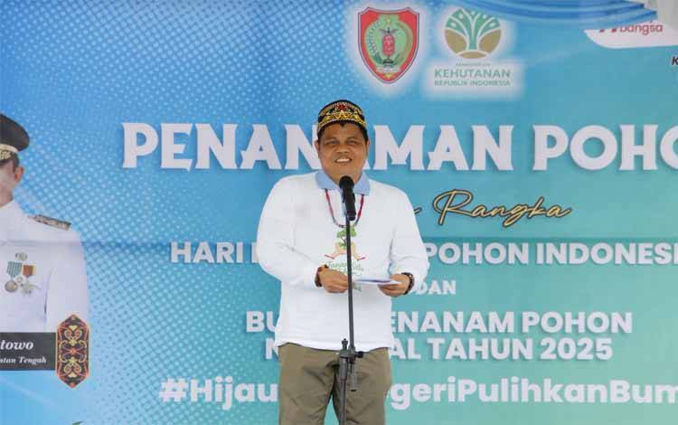 Kepala Dinas Kehutanan Provinsi Kalteng, Agustan Saining saat menyampaikan laporan. (FOTO:IKSN)