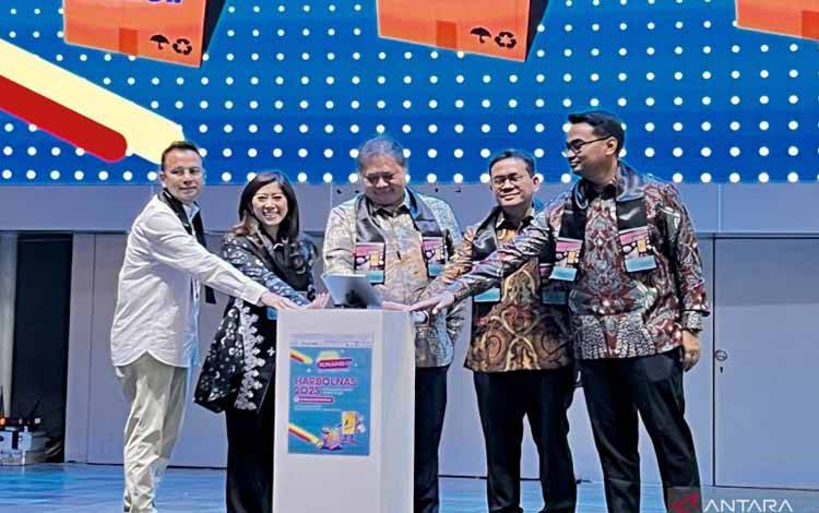 (Ki-ka) Utusan Khusus Presiden Bidang Pembinaan Generasi Muda dan Pekerja Seni, Raffi Ahmad; Menteri Komunikasi dan Digital (Menkomdigi) Meutya Hafid; Menteri Koordinator Bidang Perekonomian Airlangga Hartarto; Menteri Perdagangan (Mendag) Budi Santoso; dan Ketua Umum Asosiasi Ecommerce Indonesia (iDEA) Hilmi Adrianto dalam pembukaan Hari Belanja Online Nasional (Harbolnas) 2025 di Jakarta, Kamis (4/12/2025). (ANTARA/Arnidhya Nur Zhafira)