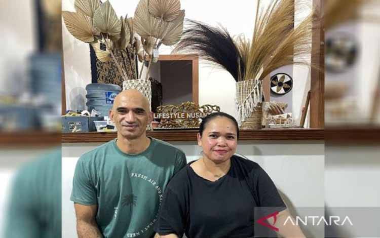 Pemilik perusahaan di New Zealand bernama "Exquisite Wood Limited" dan galeri Lifestyle Nusantara di Kota Palangka Raya, Hairunnisa (kanan) saat didampingi suami yang berasal dari Selandia Baru, Rodney Taua. ANTARA/Luthfiyani Kamila