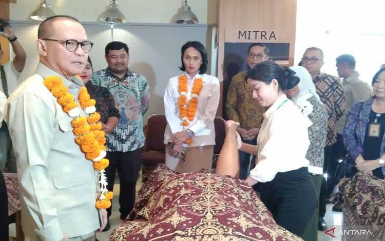 Menteri Pelindungan Pekerja Migran Indonesia (P2MI) Mukhtarudin (kiri) dan Wakil Menteri P2MI Christina Aryani (tengah) menyaksikan praktik terapis spa siap berangkat ke Maladewa di Balai Diklat Industri (BDI) Denpasar, Bali, Kamis (4/12/2025) ANTARA/Dewa Ketut Sudiarta Wiguna