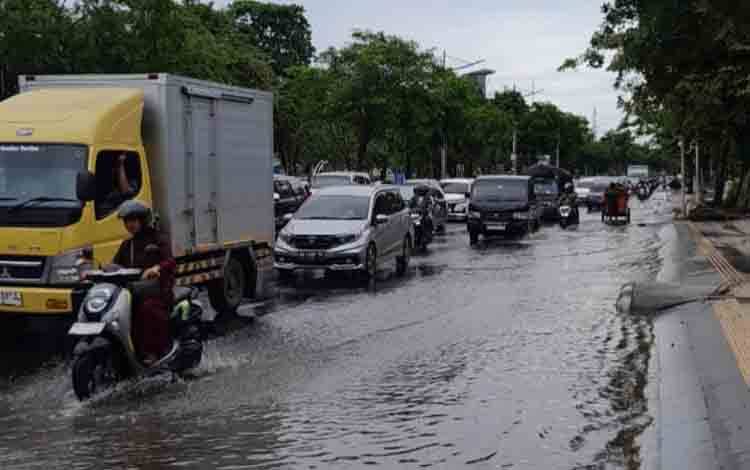 Kondisi ruas Jalan Ahmad Yani Km. 5, Banjarmasin yang tergenang air pada Kamis sore, 4 Desember 2025. (FOTO: JALI)