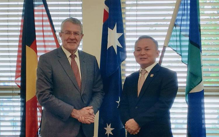 Pertemuan antara Wakil Menteri HAM RI Mugiyanto (kanan) dan Utusan Khusus Australia Bidang HAM Internasional Hon Mark Dreyfus KC (kiri) di Canberra, Australia, Rabu (3/12/2025). (ANTARA/HO-Kementerian HAM RI)