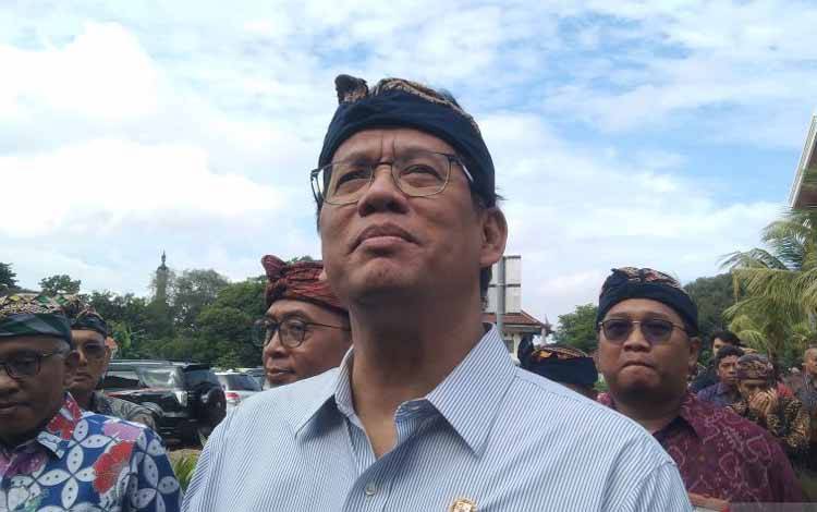 Menteri Keuangan Purbaya Yudhi Sadewa diwawancarai awak media di sela meninjau Balai Pendidikan dan Pelatihan Kemenkeu (BDK) Denpasar, Bali, Jumat (5/12/2025). ANTARA/Dewa Ketut Sudiarta Wiguna
