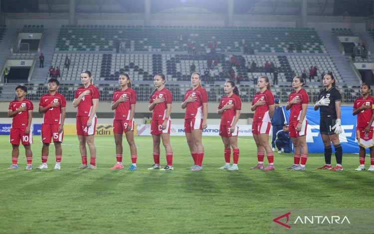 Pesepak bola Timnas Putri Indonesia menyanyikan lagu Indonesia Raya sebelum melawan Timnas Puteri China Taipei pada laga International Women's Friendly Match di Stadion Maguwoharjo, Sleman, D.I Yogyakarta, Sabtu (29/11/2025). ANTARA FOTO/Andreas Fitri Atmoko/bar