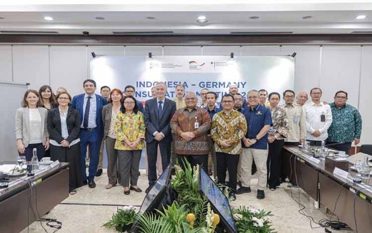 Deputi Bidang Pembiayaan dan Investasi Pembangunan Kementerian PPN/Bappenas Putut Hari Satyaka (ketiga dari kanan), Deputi Bidang Pangan, Sumber Daya Alam, dan Lingkungan Hidup Kementerian PPN/Bappenas Leonardo A.A. Teguh Sambodo (kedua dari kanan), dan Kepala Divisi Asia Timur dan Asia Tenggara BMZ Jerman Andreas Foerster (kedua dari kiri) foto bersama dalam Indonesia-Germany Bilateral Consultation Meeting 2025 di Jakarta, Rabu (26/11/2025). ANTARA/(Bappenas)