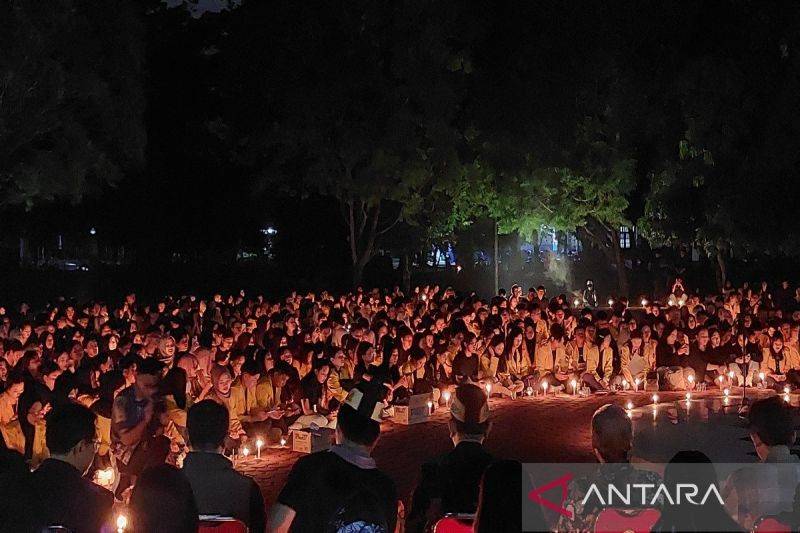 Aksi 1.000 lilin di halaman Rektorat UPR, Palangka Raya, Kamis (4/11/2025). ANTARA/Rajib Rizali