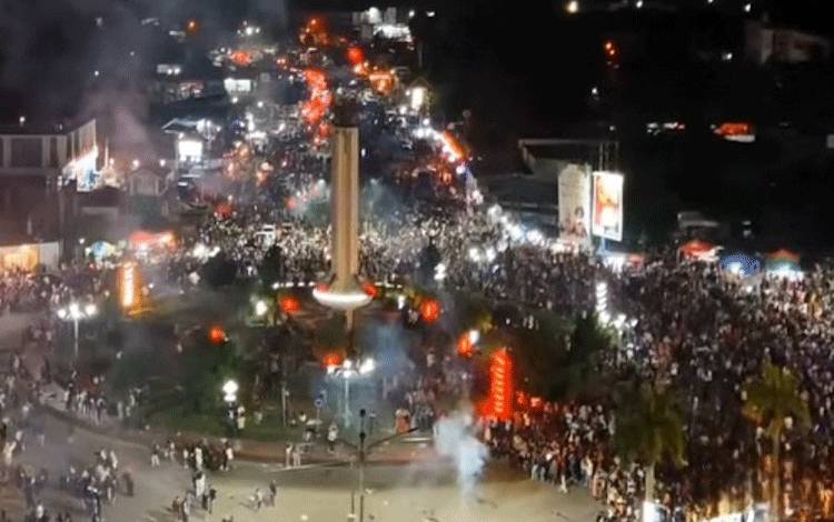 Suasana malam pergantian tahun di kawasan Bundaran Pancasila. (FOTO: IST)