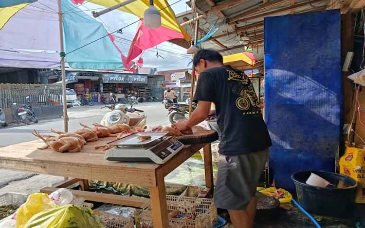 Aktivitas pemotongan ayam (Foto:MARINI)