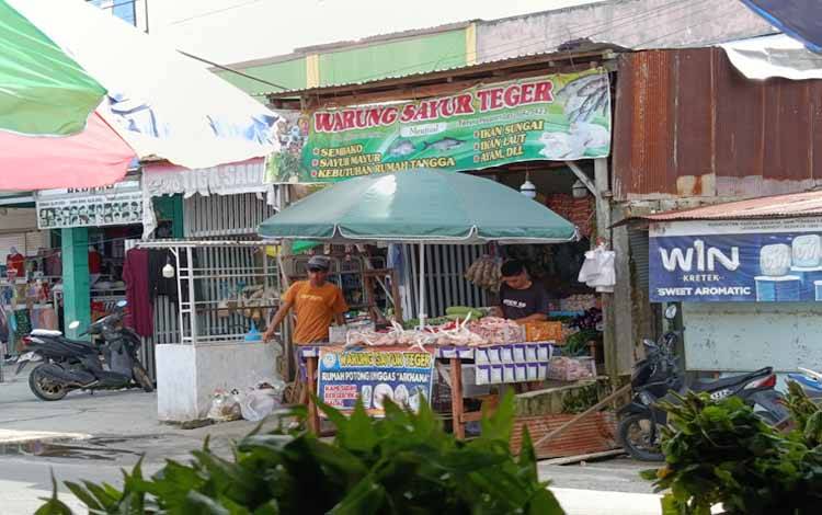Aktivitas jual beli ayam potong di Palangka Raya (Foto:MARINI)