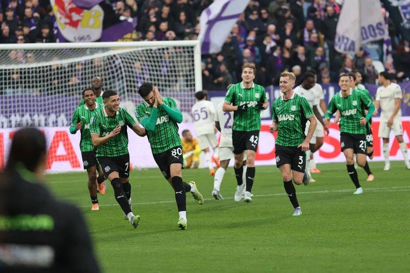 Tarik Muharemovic (depan) melakukan selebrasi setelah mencetak gol kedua Sassuolo dalam pertandingan Liga Italia 2025/26 lawan Fiorentina di Mapei Stadium pada Sabtu (6/12/2025). Sassuolocalcio.it