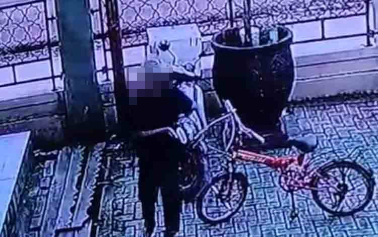 Aksi pencurian helm di halaman Masjid Al Mukarram Kuala Kapuas yang terekam CCTV, Jumat, 5 Desember 2025. (FOTO: IST)