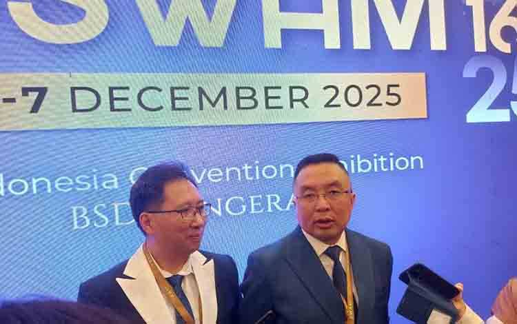 Presiden International Society of Aesthetic Medicine (ISAM) Prof. Teguh Tanuwidjaja (kanan) dan Ketua Umum PERDESTI dr. Hendry Hartono (kiri) saat memberikan keterangan kepada media dalam acara di ICE BSD Tangerang. ANTARA/Irfan