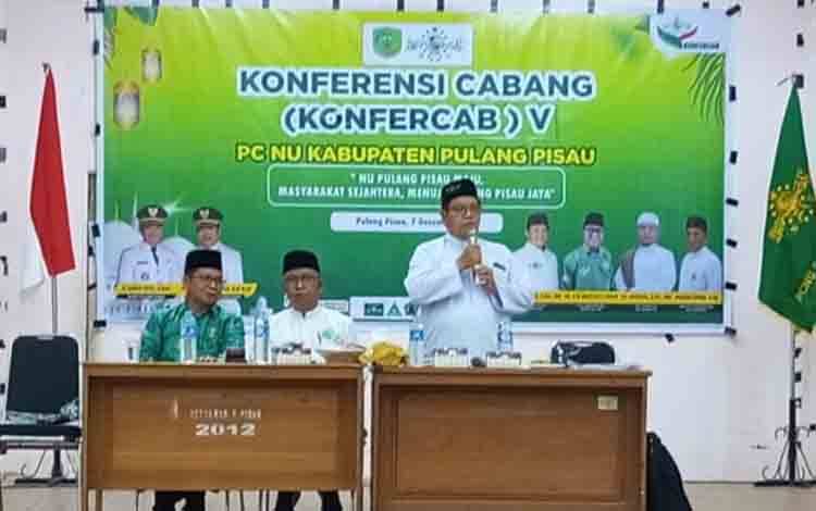 KH Suryadi menyampaikan sambutan usai terpilih secara aklamasi pimpin PCNU Pulang Pisau, Minggu, 7 Desember 2025. (FOTO: RETHA)