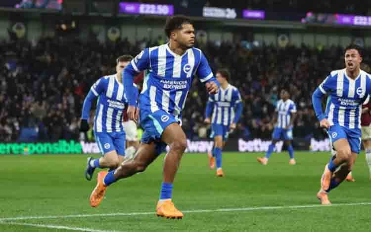 Gelandang Brighton and Hove Albion Georginio Rutter (kedua dari kiri) merayakan golnya ke gawang West Ham pada pertandingan lanjutan Liga Inggris 2025/2025 di Stadion Amex, Brighton, Minggu (7/12/2025). Pertandingan itu berakhir imbang 1-1.(brightonandhovealbion.com)
