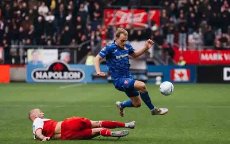 Gelandang Twente Thomas van den Belt berupaya melewati halauan pemain Utrecht pada pertandingan Liga Belanda di Stadion Galgenwaard, Utrecht, Minggu (7/12/2025) waktu setempat. fctwente.nl