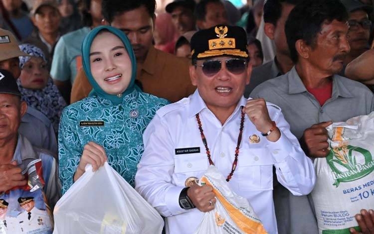 Gubernur Kalimantan Tengah (Kalteng), Agustiar Sabran saat pasar murah di Pangkalan Bun. (FOTO: BIRO ADPIM SETDA KALTENG)
