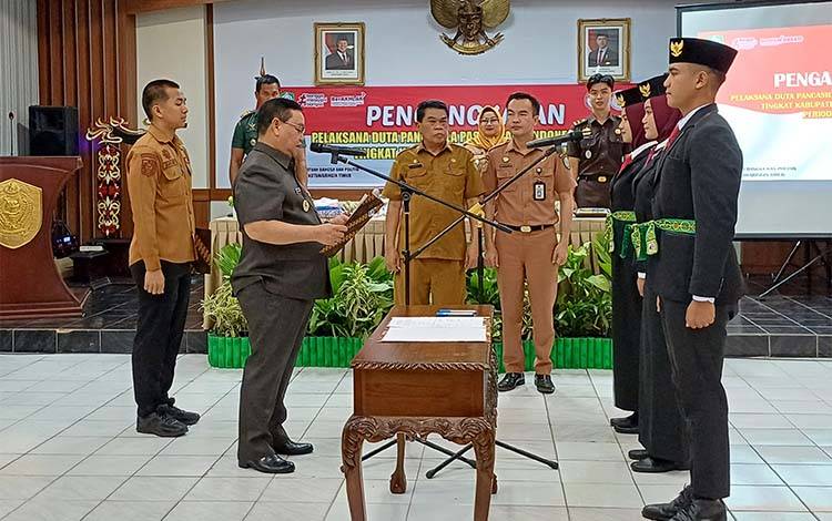 Bupati Kotawaringin Timur Halikinnor melantik DPPI Kotim 2025-2029, Senin, 8 Desember 2025. (FOTO: DEWIP)