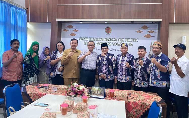 Foto bersama saat silaturahmi Tugas Forum Koordinasi Pencegahan Terorisme (FKPT) Kalteng ke FKPT serta Badan Kesatuan Bangsa dan Politik Daerah Istimewa Yogyakarta pada Senin, 8 Desember 2025 di Yogyakarta. (FOTO: FPKT KALTENG)