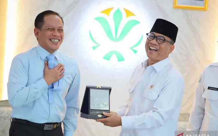 Mendes PDT Yandri Susanto dan Menteri LH Hanif Faisol Nurofiq menghadiri audiensi di Kantor Kementerian Lingkungan Hidup (KLH) di Jakarta, Senin (8/12/2025). ANTARA/HO-Humas Kemendes PDT.