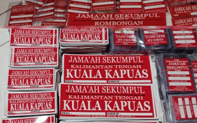 Stiker jamaah Haul Guru Sekumpul yang siap dibagikan relawan Kapuas. (FOTO: Tri)