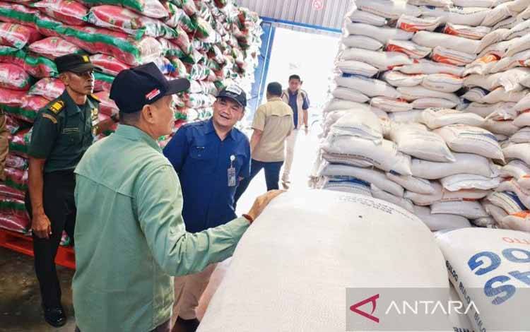 Pemprov bersama Bulog Kalteng menggelar monitoring ketersediaan beras di gudang Bulog Palangka Raya, Selasa (9/12/2025). ANTARA/Muhammad Arif Hidayat