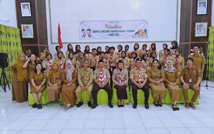 Jajaran pembina dan anggota Saka Bakti Husada Cabang Lamandau poto bersama usai acara pelantikan, di Aula Dinas Kesehatan Kabupaten Lamandau, Selasa, 9 Desember 2025. (FOTO: ISTIMEWA)