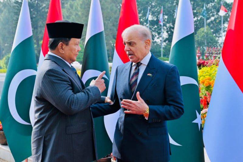 Presiden Prabowo Subianto (kiri) dan Perdana Menteri Pakistan Shehbaz Sharif berbincang di sela Upacara Kenegaraan di kediaman resmi perdana menteri (PM House) di Islamabad, Selasa (9/12/2025). (ANTARA/HO-BPMI Sekretariat Presiden)