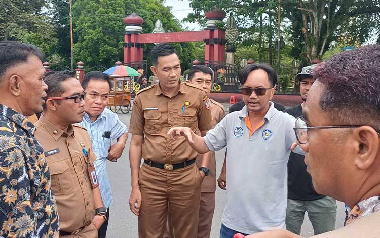 Tinjauan lapangan di Taman Kota Sampit setelah audiensi terkait road race, Selasa, 9 Desember 2025. (FOTO: DEWIP)