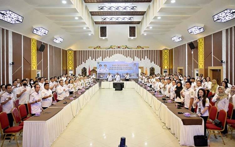 Foto bersama saat rangkaian Rapat Koordinasi Pelaporan Kinerja Pelaksanaan Rencana Pembangunan di Aula Serbaguna BAPPERIDA Provinsi Kalteng. (FOTO: BAPPERIDA KALTENG)
