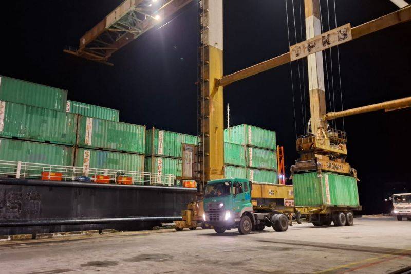 Operasional di Terminal Peti Kemas Bagendang tetap berjalan normal pada Selasa (9/12/2025). (ANTARA/HO-PT SPTP)