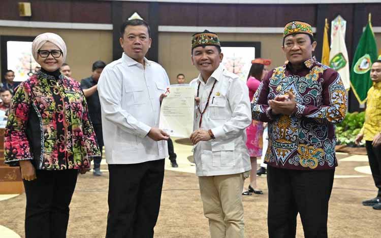 Penyerahan sertifikat secara simbolis dalam rangkaian Rakor Pertanahan dan Tata Ruang. (FOTO:BIRO ADPIM SETDA KALTENG)