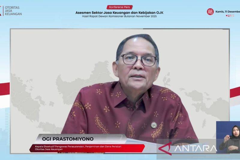 Kepala Eksekutif Pengawas Perasuransian, Penjaminan, dan Dana Pensiun OJK Ogi Prastomiyono menyampaikan pemaparannya dalam Konferensi Pers Hasil Rapat Dewan Komisioner Bulanan (RDKB) November 2025 di Jakarta, Kamis (11/12/2025). ANTARA/Uyu Septiyati Liman.