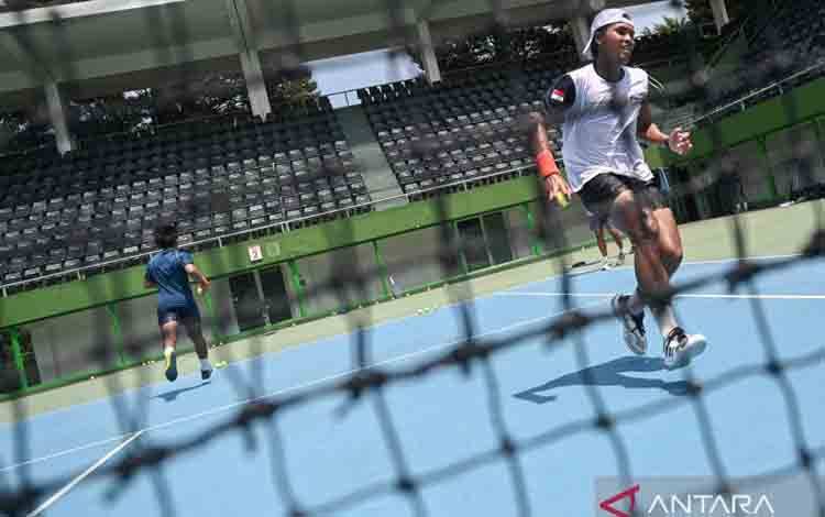 Petenis putra Indonesia Muhammad Rifqi Fitriadi mengikuti sesi latihan jelang SEA Games 2025 di Lapangan Tenis GBK, Jakarta, Jumat (5/12/2025). Pengurus Pusat Persatuan Tenis Seluruh Indonesia akan mengirimkan tujuh petenis putra untuk berlaga dalam ajang SEA Games 2025 di Thailand yang berlangsung pada 9-20 Desember 2025. ANTARA FOTO/Fauzan/rwa. (ANTARA FOTO/FAUZAN)