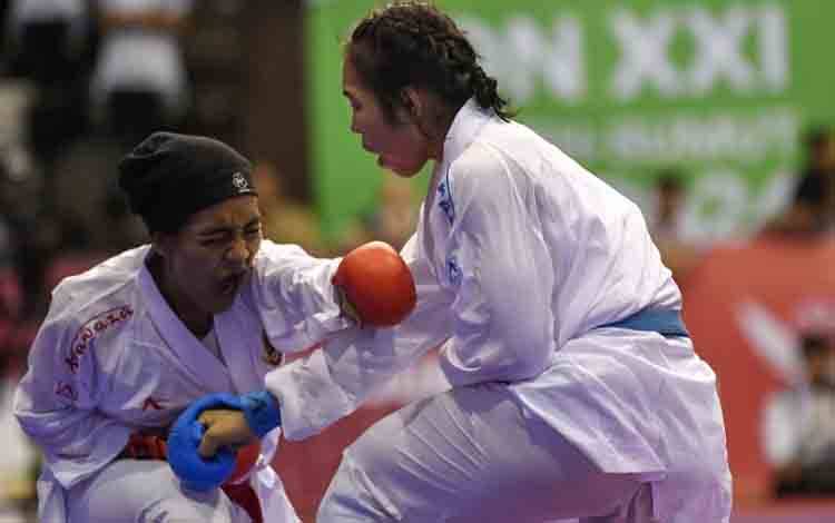 Arsip = Karateka Sumut Leica Al Humaira Lubis (kanan) melayangkan pukulan kepada karateka Jabar Annisa Rizkia saat final kumite perorangan di bawah 68 kilogram putri PON XXI Aceh-Sumut 2024 di Gedung Serbaguna Universitas Medan, Deli Serdang, Sumatera Utara, Selasa (17/9/2024). Karateka Sumut Leica Al Humaira Lubis meraih medali emas setelah menang melawan karateka Jabar Annisa Rizkia. ANTARA FOTO/Iggoy el Fitra/nz