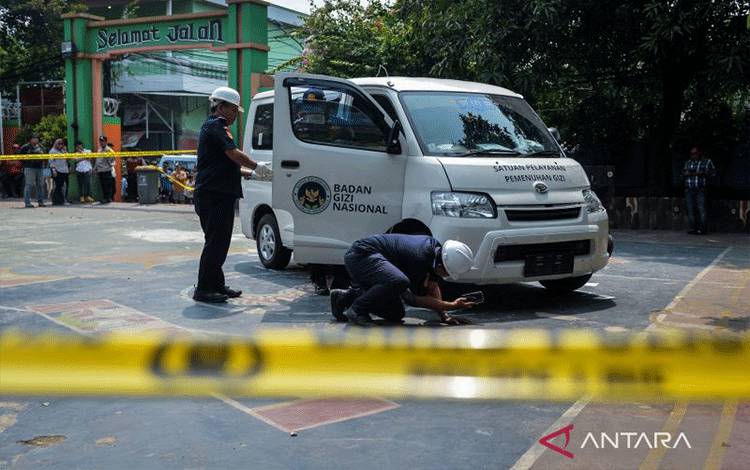 Petugas Dinas Perhubungan memeriksa mobil pengangkut Makan Bergizi Gratis (MBG) yang menabrak siswa dan guru di SDN Kalibaru 01 Pagi, Cilincing, Jakarta, Kamis (11/12/2025). Kejadian tersebut mengakibatkan sebanyak 21 orang yang merupakan siswa dan guru sekolah tersebut mengalami luka-luka hingga harus dilarikan ke RSUD Cilincing dan Koja untuk mendapatkan perawatan. ANTARA FOTO/Putra M. Akbar/nz