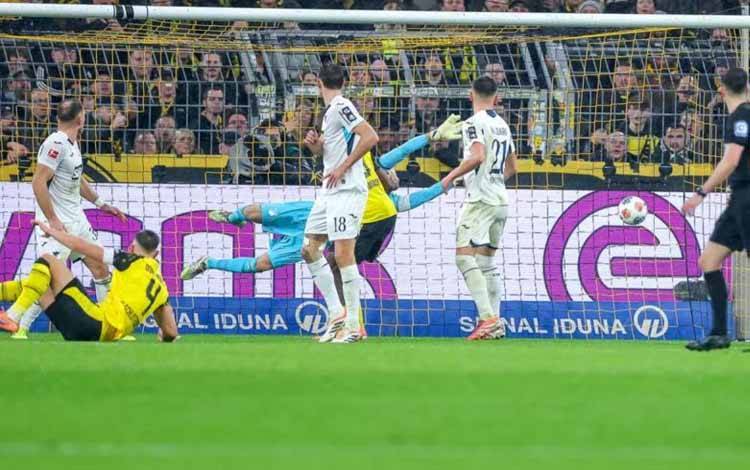 Bek Borussia Dortmund Nico Schlotterbeck (4) berhasil mencetak gol ke gawang Hoffenheim pada pertandingan Liga Jerman di Stadion Signal Iduna Park, Dortmund, Minggu (8/12/2025) waktu setempat. (bundesliga.com)