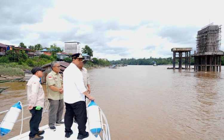 Bupati Barito Utara Shalahuddin (kanan) didampingi Wakil Bupati Felix Sonadie Y Tingan dan pejabat lainnya menggunakan perahu cepat (speedboat) melewati Jembatan Muara Teweh - Lemo di Sungai Barito, Desa Lemo Kecamatan Teweh Tengah, Kamis (11/12/2025). ANTARA/HO-Prokopim Barito Utara