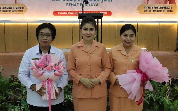 Ketua TP PKK Kabupaten Gumas Mimie Mariatie (kanan) bersama Ketua DWP Susie Andrianie (tengah) dan Wakil Bupati Gumas Efrensia L.P Umbing (kiri). (FOTO: MMC GUMAS)