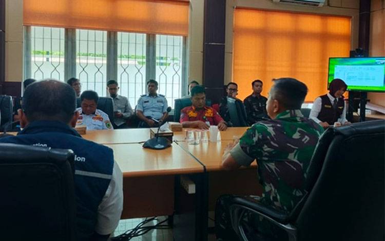 Rapat Koordinasi Posko Nataru yang berlangsung di Ruang Rapat Kahayan, Gedung Administrasi PT Angkasa Pura Indonesia KC Bandara Tjilik Riwut Palangka Raya. (FOTO: EJ)