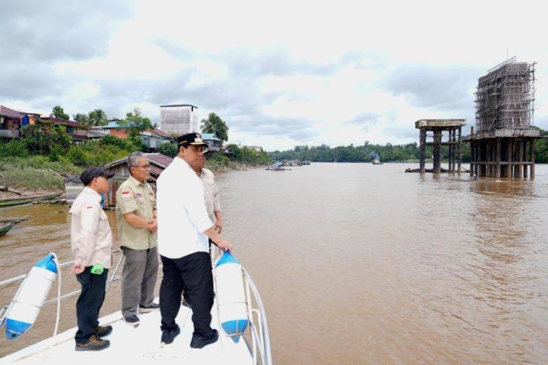 Bupati Barito Utara Shalahuddin (kanan) didampingi Wakil Bupati Felix Sonadie Y Tingan dan pejabat lainnya menggunakan perahu cepat (speedboat) melewati Jembatan Muara Teweh - Lemo di Sungai Barito, Desa Lemo Kecamatan Teweh Tengah, Kamis (11/12/2025). ANTARA/HO-Prokopim Barito Utara